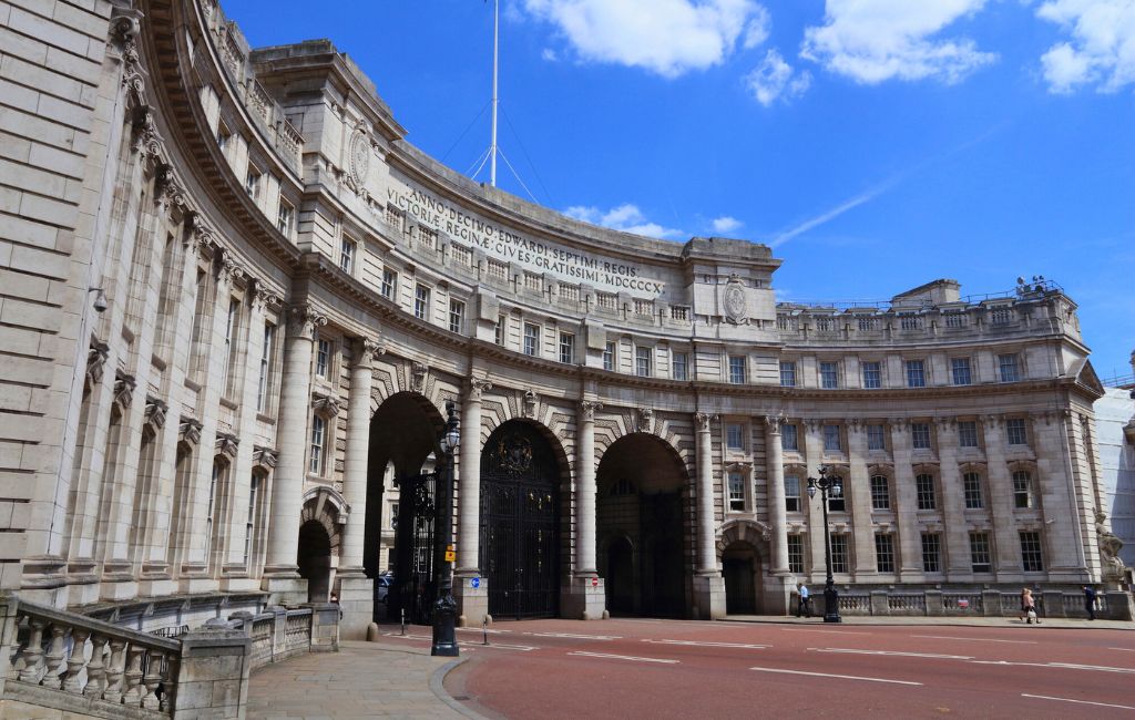 Famous streets in London - Depositphotos