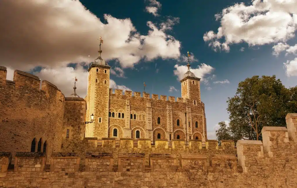Tower of London in Autumn - DepositPhotos.com